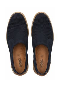 Scarpe slip-on da uomo in stile navy, con tomaia in rete, dettagli in pelle marrone e una suola interna testurizzata e imbottita. Presentano dettagli perforati per una migliore traspirabilità.