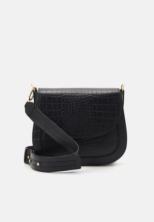 Sac bandoulière noir avec texture crocodile, rabat courbé et bandoulière large réglable avec quincaillerie dorée.