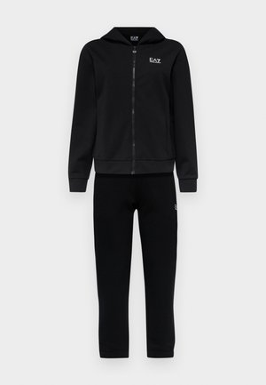 Completo tuta nera composto da giacca con zip e logo abbinata a pantaloni tapered. Realizzata in un morbido tessuto misto per il massimo comfort.