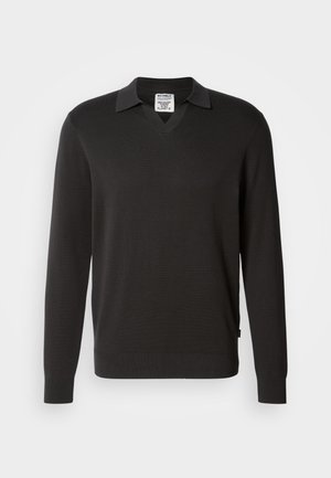 Črna dolgoročna majica z dolgimi rokavi in V-izrezom ter ovratnikom. Narejena je iz gladkega pletenega materiala, ki vsebuje rebrovane manšete in obrobni detajl.