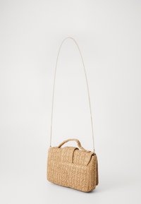Borsa a tracolla in paglia intrecciata di forma rettangolare, con manico superiore, lunga tracolla a catena e intricato motivo a spina di pesce in una tonalità beige naturale.