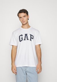 GAP ARCHIVE LOGO - Nyomott mintás póló - white