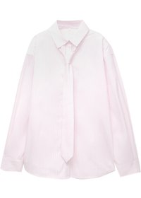Lichtroze overhemd met lange mouwen en witte verticale strepen, met bijpassende stropdas. Soepele textuur, button-down kraag en manchet met knopen.