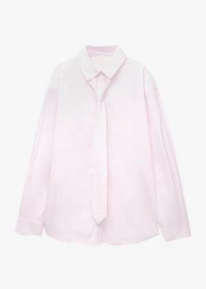Lichtroze overhemd met lange mouwen en witte verticale strepen, met bijpassende stropdas. Soepele textuur, button-down kraag en manchet met knopen.