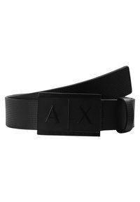 Sort gummi bælte med en fed, forhøjet sort logo spænde med "AX" og "ARMANI EXCHANGE." Remmen har en tekstureret overflade.