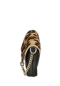 Leopardprint stof bovenkant met een zwarte gestructureerde basis. Voorzien van een gouden kettingschouderband en een slank vlak ontwerp, ontworpen voor casual gebruik.
