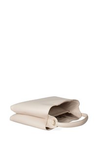 Beige leren handtas met een plat ontwerp, open bovenkant en een binnenzak met rits. Voorzien van een enkel handvat en een gladde textuur.