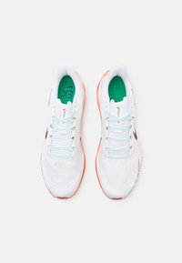 Nike Performance AIR ZOOM PEGASUS 41 EK - Apavi skriešanai pa asfaltu - white/black/pale ivory/dragon red/stadium green