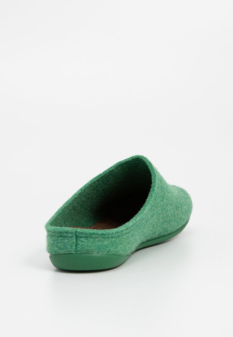 Pantofole verdi in feltro con schiena arrotondata, tacco basso e superficie testurizzata. Interno imbottito morbido e suola in gomma verde solida.
