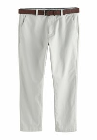 Chinos beige con bolsillos laterales, diseño de pierna recta y un cinturón de cuero marrón oscuro. La tela parece suave con una textura mínima.