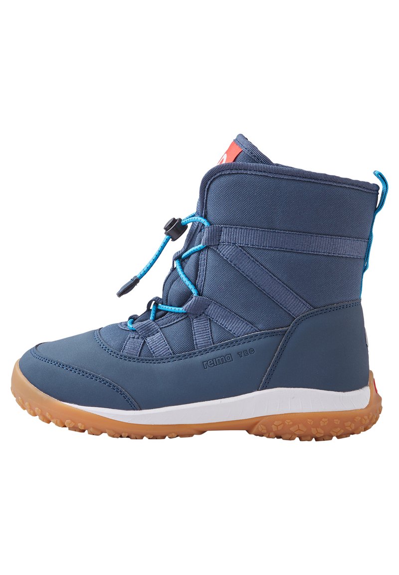 Bota impermeable azul con un collar alto, cordones elásticos, tejido texturizado y una suela de goma con un dibujo en patrón para mayor agarre.