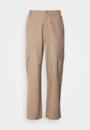 Pantaloni cargo khaki realizzati in tessuto leggero, dotati di due tasche laterali, chiusura a pulsante e design a gamba dritta.