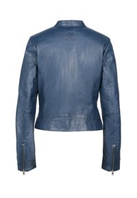 Veste en cuir bleu avec un design ajusté, une longueur courte et des poignets zippés. Présente un logo discret à l'arrière. Texture lisse.