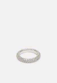 Zilveren ring met een gestructureerde band, voorzien van een rij kleine, heldere edelstenen die de bovenkant omzomen. Glad binnenoppervlak.