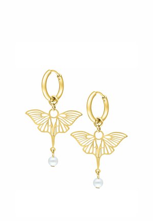 Goldene Creolen mit filigranen Schmetterlingsanhängern und kleinen weißen Perlenanhängern, die unter jedem Anhänger hängen.