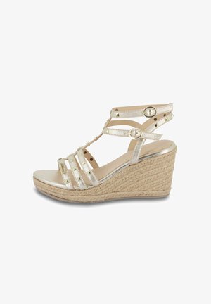 Metallic gouden wedge sandalen met een geweven jute zool, met meerdere bandontwerpen en decoratieve studs op de banden, een glad voetbed.