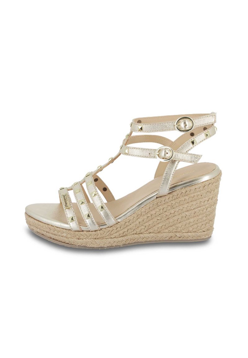 Sandalias cuña metálicas doradas con suela de yute trenzada, que presentan múltiples diseños de tiras y tachuelas decorativas en las tiras, con una plantilla suave.
