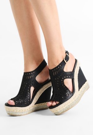 Bullboxer Sandały na obcasie