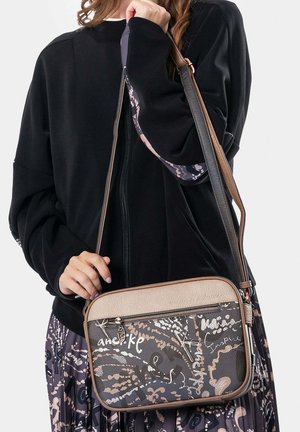 Borsa a tracolla grigia, caratterizzata da una superficie texture con motivi astratti multicolore, dettagli marroni e un comparto con cerniera.