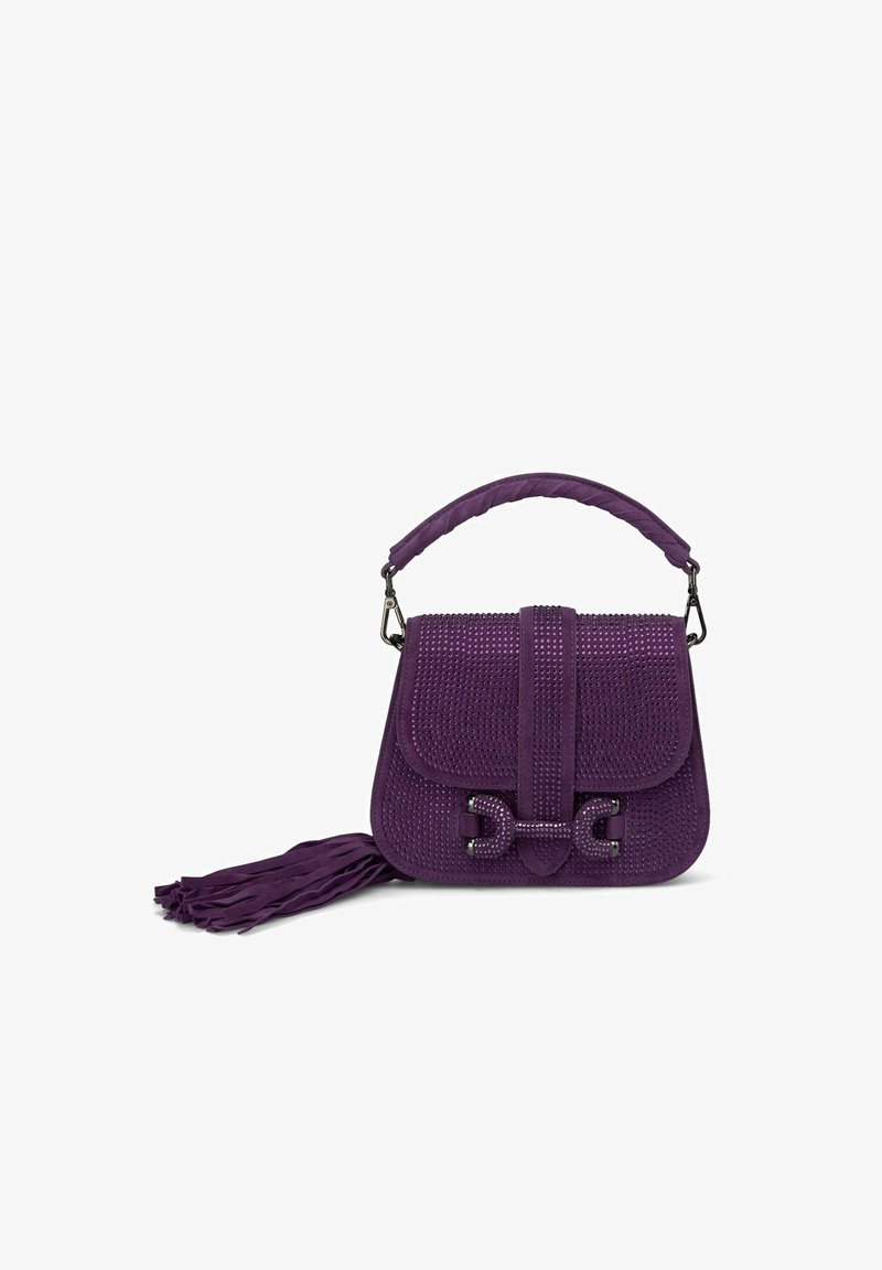 Sac à main violet avec une surface texturée, une poignée supérieure et une sangle tressée. Comprend une fermeture à rabat et un gland décoratif sur un côté.
