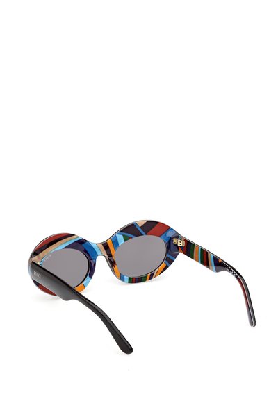 Bunte ovale Sonnenbrille mit einem mehrfarbigen Muster, schwarzen Bügeln und grauen Gläsern, versehen mit einem goldenen Logodetail an der Seite.