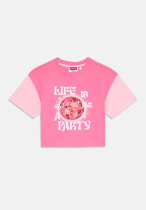 Roosa lühike t-särk heledate roosade varrukatega, millel on disko kuul ja valge kiri „Life is a party“ ees.