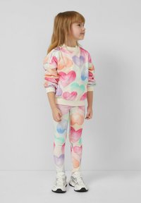 Farben: Pastellfarbene Herzen in Pink, Orange, Lila und Blau. Enthält einen Langarm-Sweatshirt und passende Leggings. Material: Baumwollmischung.