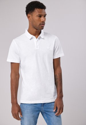 Weißes Poloshirt mit kurzen Ärmeln, Knopfleiste und kleinem Logo auf der linken Brust. Glatter Stoff und lockere Passform.