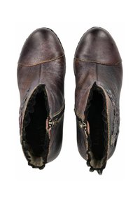 Botas de tobillo de cuero marrón oscuro con acabado texturizado, aberturas con forma de ola, cremallera decorativa y costuras multicolores a lo largo de las costuras.