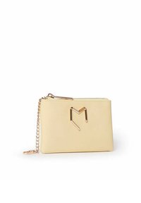 Portefeuille en simili cuir jaune avec une chaîne dorée et un accent géométrique en forme de M sur le devant. Fermeture zippée en haut.