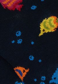 Marineblaue Strickware mit bunten Fischen und Blasen in Rot, Gelb, Orange und Blau. Das Muster ist verspielt und einzigartig.