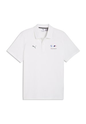 Biała koszulka polo z krótkim rękawem, z logo Puma na lewej piersi oraz logo BMW Motorsport na prawej piersi poniżej kołnierzyka.
