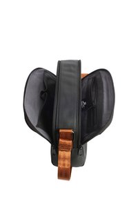 Borsa nera con superficie texturizzata, cerniere argento e tracolla arancione. L'interno presenta una tasca con cerniera e due scomparti.