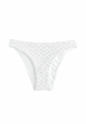 Slip de bikini alb texturat cu un model ondulat, tăietură joasă și acoperire moderată pe un fundal simplu.