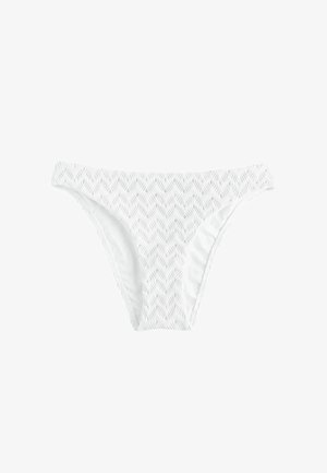 Slip de bikini alb texturat cu un model ondulat, tăietură joasă și acoperire moderată pe un fundal simplu.