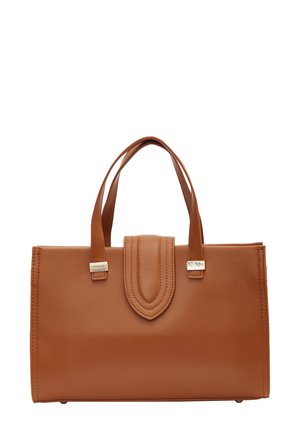 Braune Lederhandtasche in rechteckiger Form, mit doppelten Griffen, einer Klappenöffnung, genähten Details und metallischen Akzenten an den Griffen.