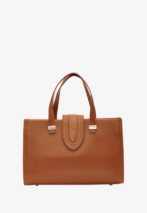 Bruine leren handtas in rechthoekige vorm, met dubbele handvaten, een klep-sluiting, stikdetails en metalen accenten op de handvaten.