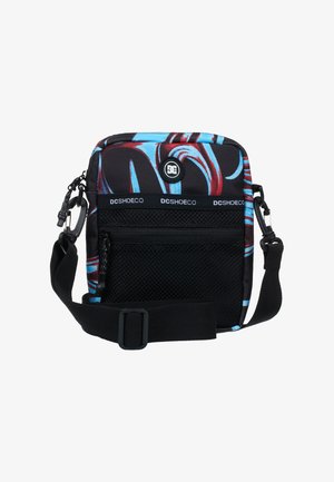 Petit sac bandoulière noir avec motifs abstraits bleus et rouges, poche avant en filet, sangle réglable et logo DC Shoes.