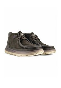 Stivali chukka in suede marrone scuro con cuciture a contrasto, suola imbottita e design con lacci. Logo Jeep sul lato e sulla linguetta.