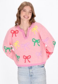 Rosa gestrickter Pullover mit bunten Schleifenapplikationen in Rot, Gelb, Grün und Lila. V-Ausschnitt und gerippter Saum, weicher Stoff.