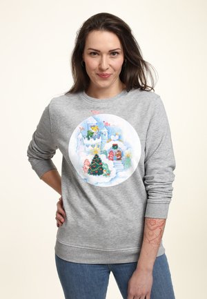 Šedá mikina s kulatým, barevným karikaturálním motivem, na kterém je vánoční stromeček, hrad a postavy, vyrobená z měkké látky s dlouhými rukávy.