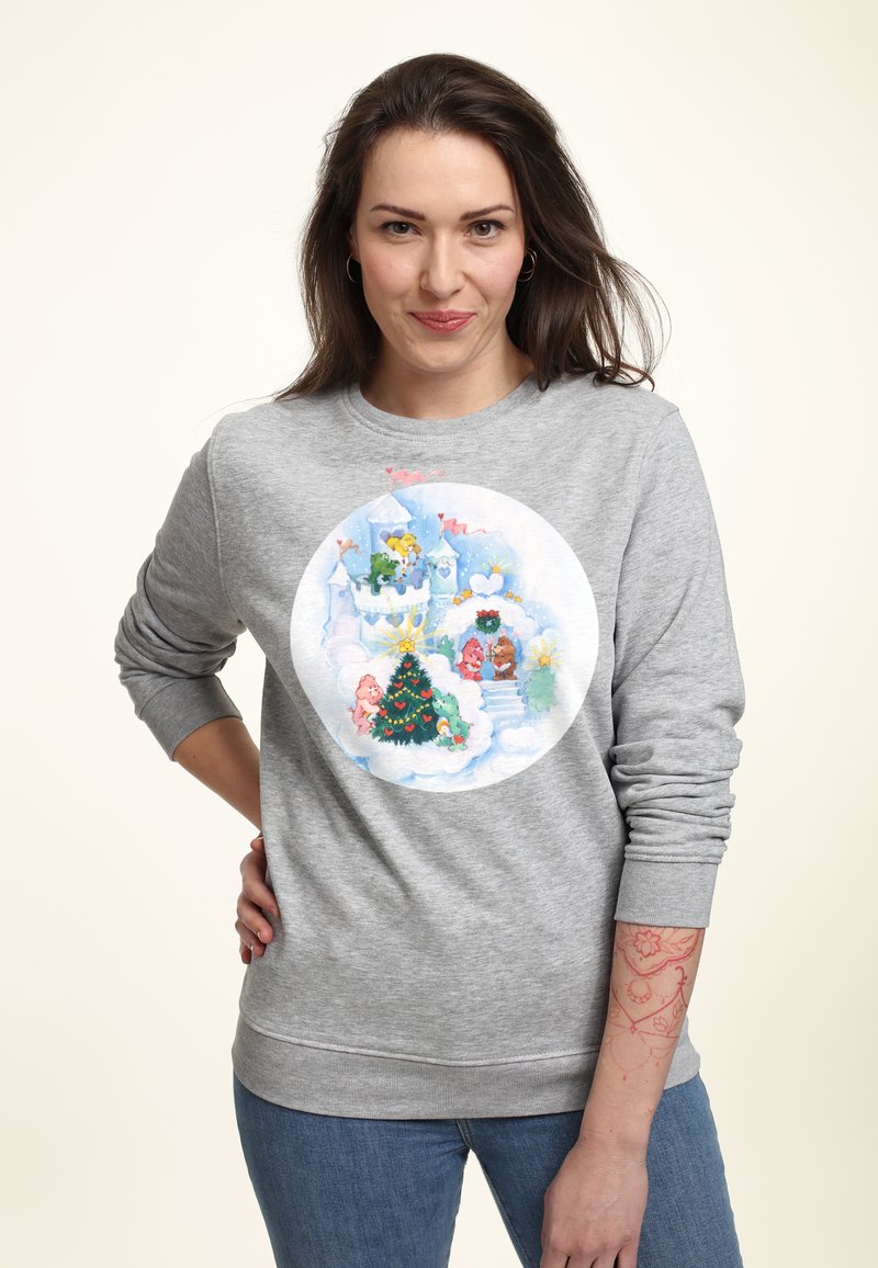 Grauer Sweatshirt mit einer kreisförmigen, bunten Cartoon-Szene, die einen Weihnachtsbaum, ein Schloss und Figuren zeigt. Hergestellt aus weichem Stoff mit langen Ärmeln.