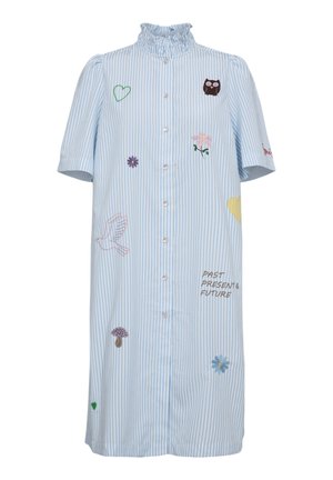 Vestido de rayas azul claro con mangas cortas, cierre frontal con botones, bordado de búho, flores, corazones, paloma, hongo y texto "Pasado, Presente y Futuro".