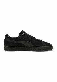 Sneakers in suede nero con suola in gomma testurizzata, caratterizzati da una striscia laterale in pelle nera e lacci coordinati. Design minimalista senza loghi.