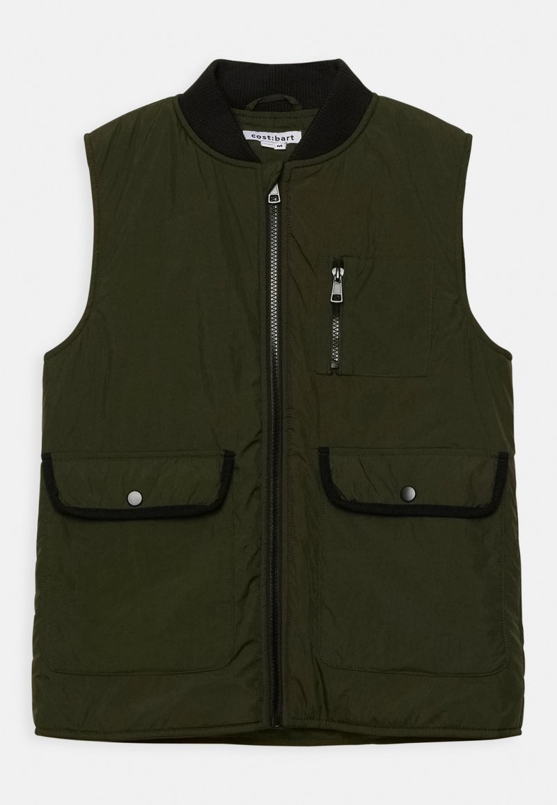 Colete verde acolchoado com colarinho canelado, fecho éclair frontal, bolso no peito e dois bolsos laterais com botão de pressão. Apresenta detalhe em preto contrastante.