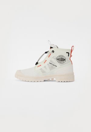 Stivali bianchi alti fino al collo con una superficie liscia, sistema di allacciatura rapido, logo dettagliato e accenti arancioni a contrasto sul colletto e sui lacci.