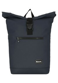 Marine rugzak met een oprolontwerp, gemaakt van duurzaam materiaal, met een voorzak met rits en een zwarte klipgesp. Merkl logo weergegeven.