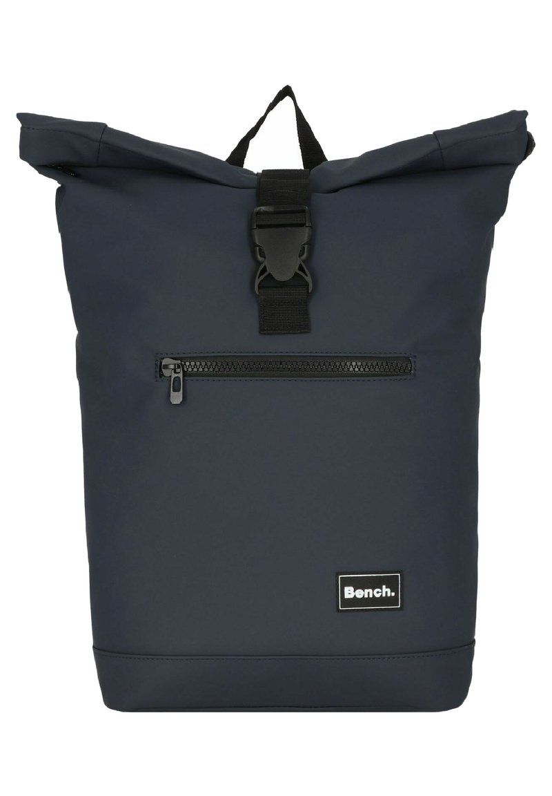 Marine rugzak met een oprolontwerp, gemaakt van duurzaam materiaal, met een voorzak met rits en een zwarte klipgesp. Merkl logo weergegeven.