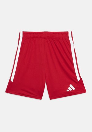 Κόκκινα αθλητικά σορτς με λευκές πλευρικές ρίγες και λευκό λογότυπο στο κάτω αριστερό πόδι, με ελαστική μέση.