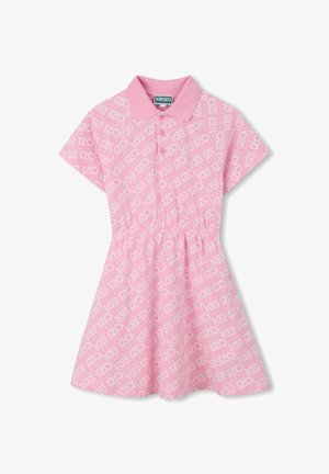 Roze polokleed met korte mouwen, voorzien van een herhaald wit logopatroon, een kraag en een elastische taille voor een getailleerde look.